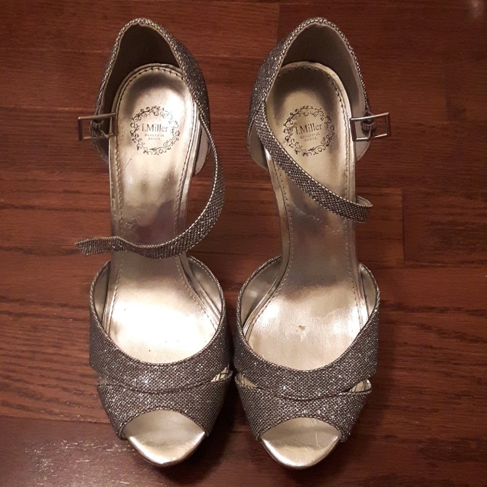 🛍️ Silver high heels